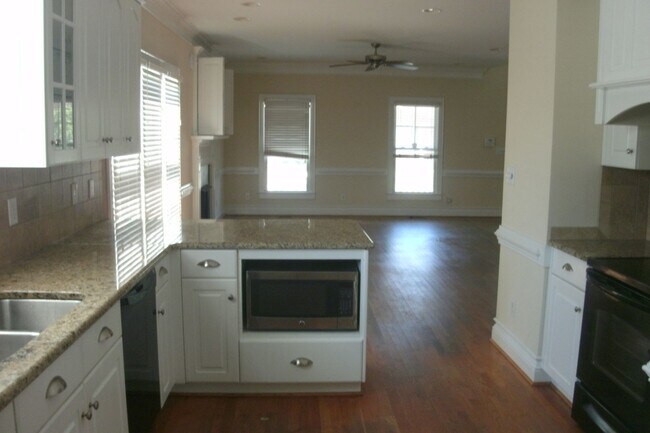 Building Photo - 3745 Savannah Way