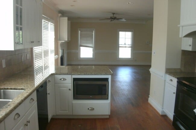 Building Photo - Beautiful Town Home