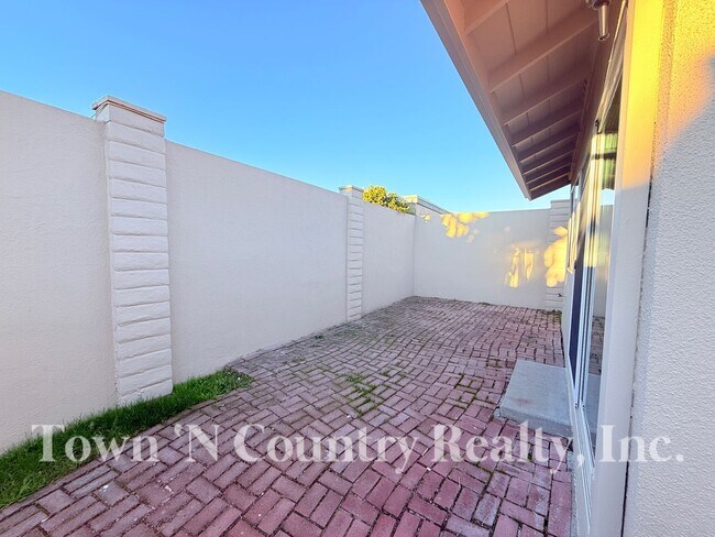 Building Photo - 1720 Cherokee Dr