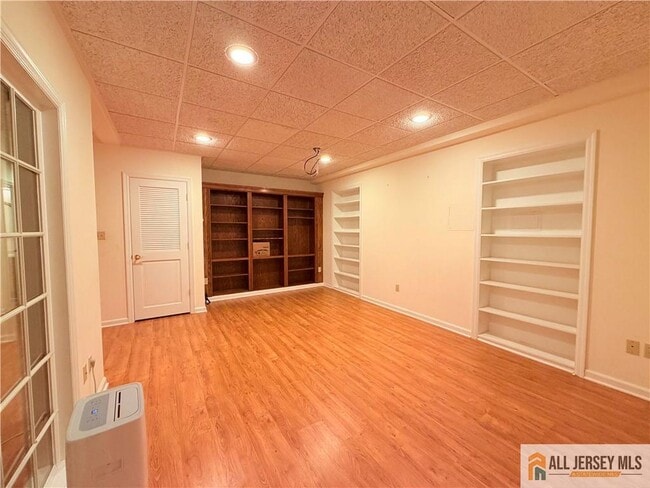 Building Photo - 41 Manor Dr