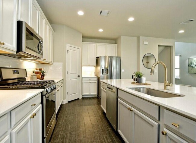 Building Photo - 13911 Osmarea Dr