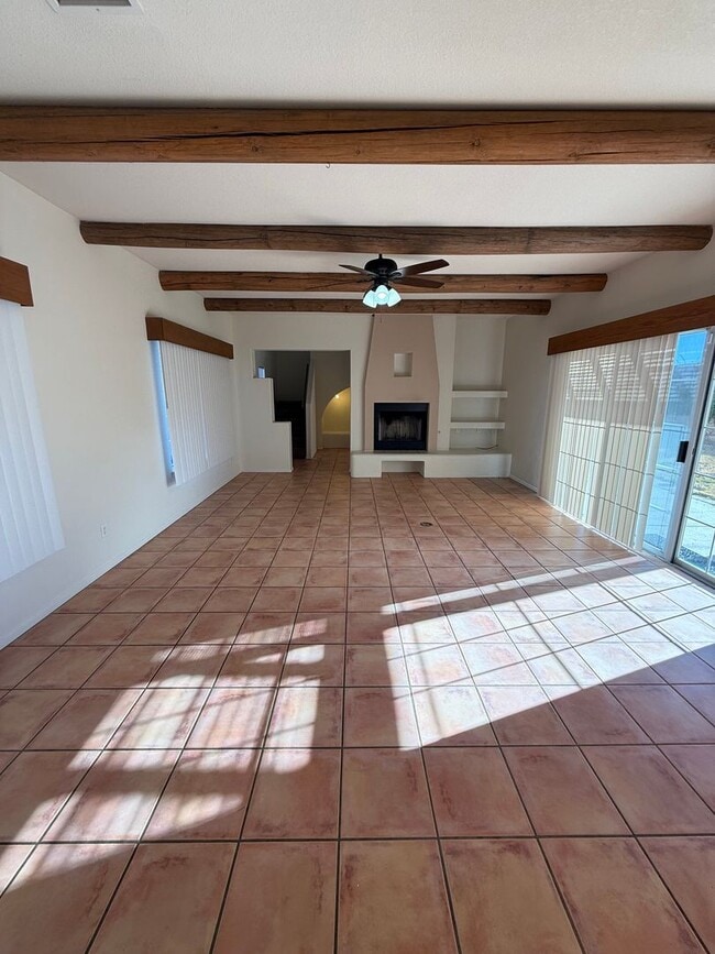 Building Photo - Beautiful 3 Bedroom/2.5 Bathroom Home Located off Roadrunner