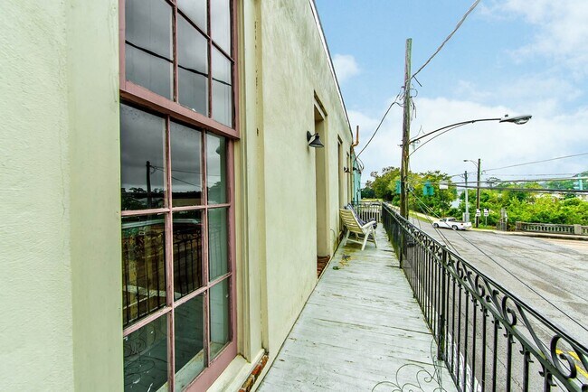 Building Photo - Downtown Charm: Spacious 1BR Apartment in ...