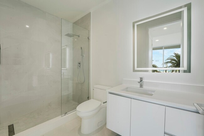 Building Photo - 220 Lake Shore Dr