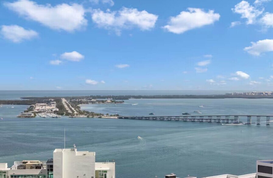 Building Photo - 1395 Brickell Ave