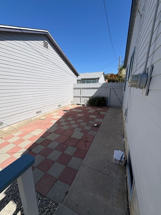 Building Photo - 1+1 Cozy Cottage above Ventura College wit...