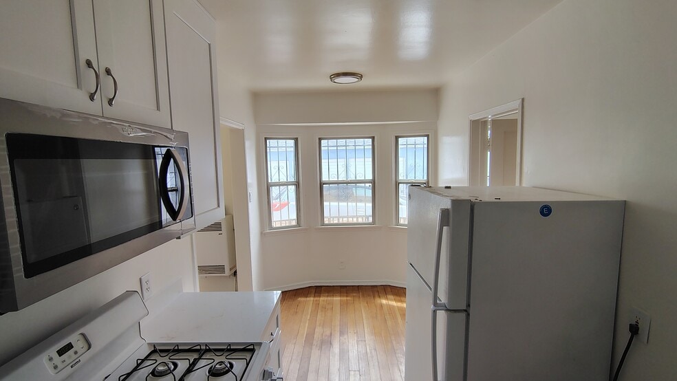 Breakfast Nook - 920 N Hayworth Ave