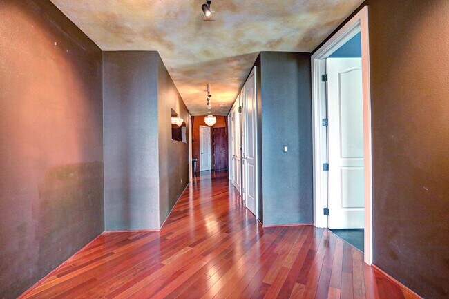 Building Photo - 360 E Desert Inn Rd