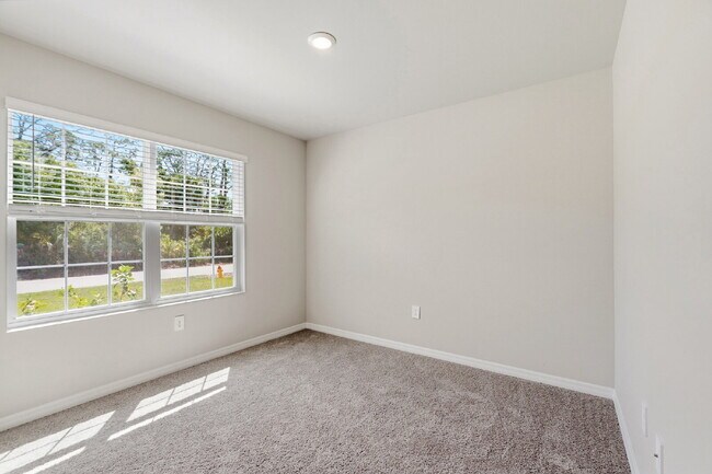 Building Photo - Spacious 4-Bedroom Gem with 2 Full Baths in Charming Punta Gorda Oasis!