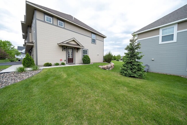 Building Photo - Rare super nice 3 bed end unit townhouse f...