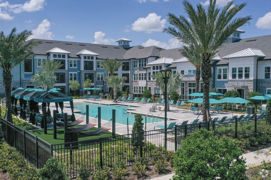 Pool, Sundeck, Cabanas, Grill & Fire Pit - Addison at Sunlake