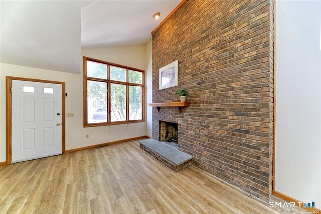 Building Photo - 33 Ivy Ln