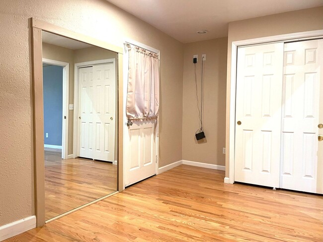 Building Photo - Lovely 2 bedroom, recently remodeled Grann...
