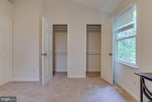 Building Photo - 3700 Roxbury Ln