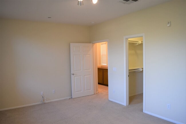 Building Photo - 3 Bedroom 2.5 Bath Townhome in Gated Commu...