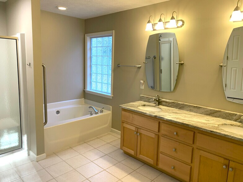 Building Photo - 220 Buck Point Ct