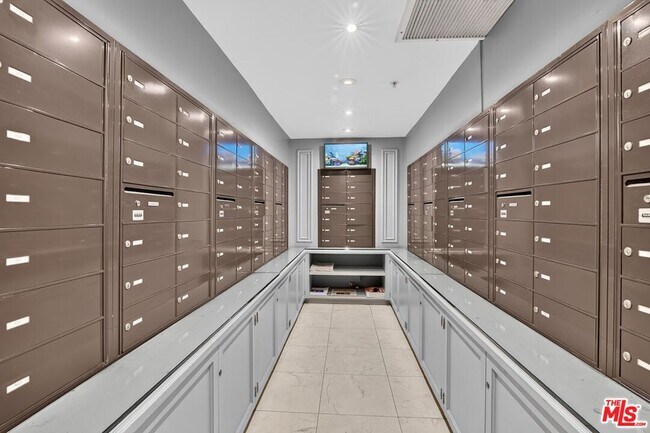 Building Photo - 10660 Wilshire Blvd