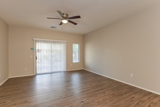 Building Photo - 405 East Placita Nodo