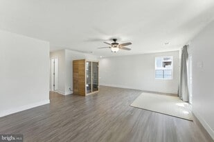 Building Photo - 8773 Elsing Green Dr