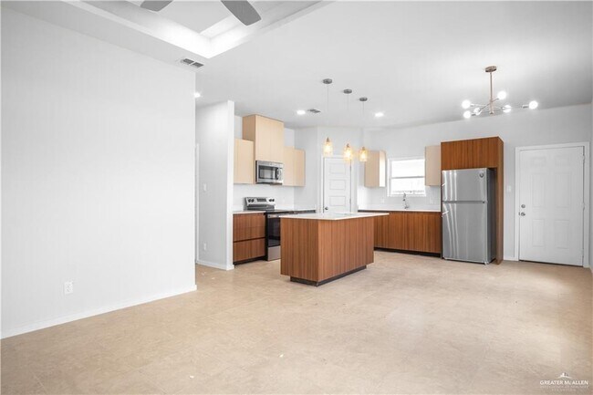 Building Photo - 409 N Onyx Ave