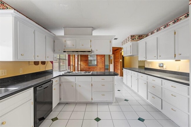 Building Photo - 2101 Bush Dr