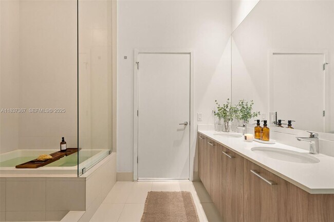 Building Photo - 501 NE 31st St