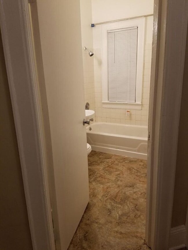 Building Photo - Recently Updated 2 Bedroom Upper Duplex wi...