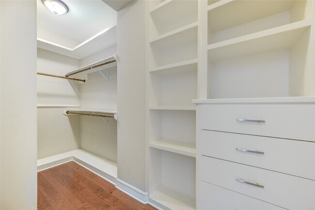 Building Photo - 1117 W 18th St