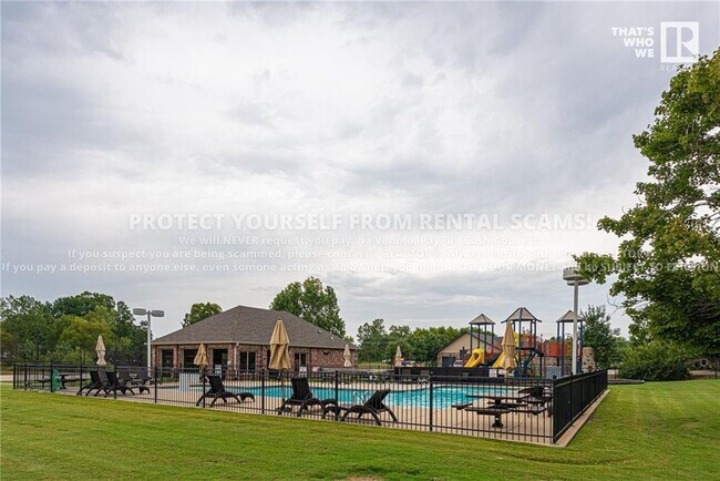 Building Photo - 3800 SW Banbury Dr