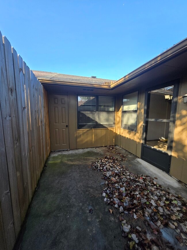 Building Photo - 907 NE Tortoise Dr