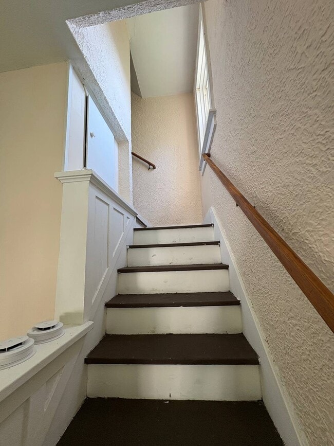 Building Photo - 27 2nd Ave SE