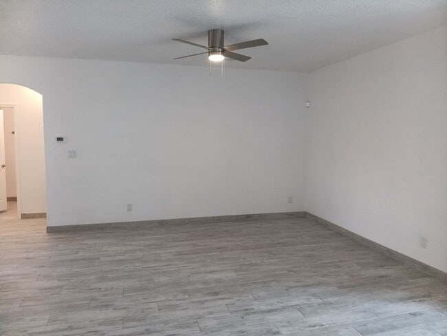 Building Photo - Newly-renovated 3 bedroom, 2 bathroom in Los Lunas! All new appliances! HUGE yard! Showings avail...