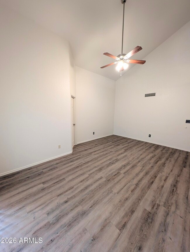 Building Photo - 2325 E Lakecrest Dr