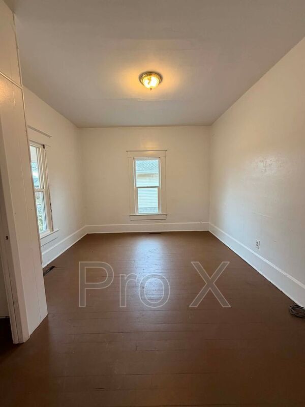 Building Photo - 1727 S Empire Ave