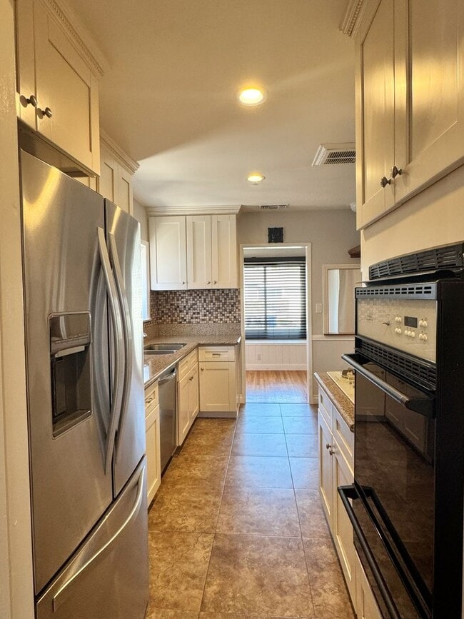 Building Photo - Charming 2-Bedroom Home with Fireplace, Backyard & Garage in Lakewood