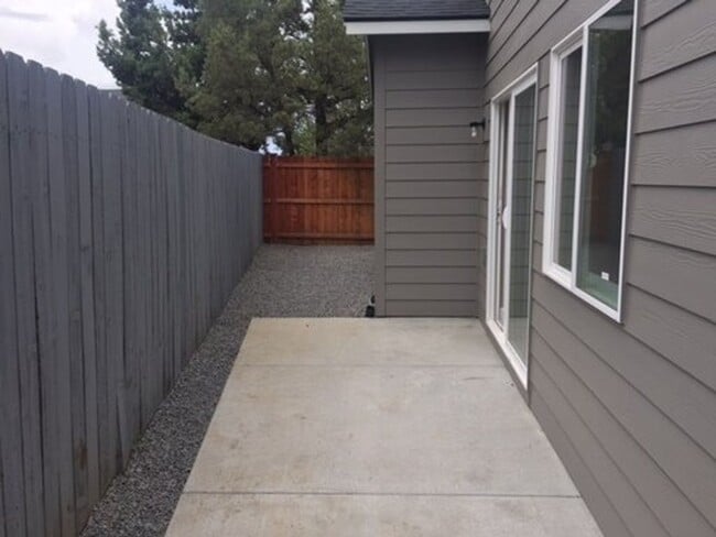 Building Photo - Single Level 3 Bed/2 Bath Home in SE Bend
