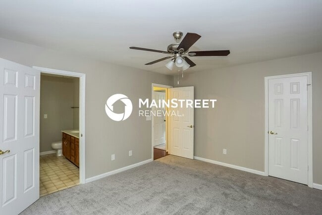 Building Photo - 4 Bedroom Pet-Friendly Home in Charlotte, NC with Main Street Renewal
