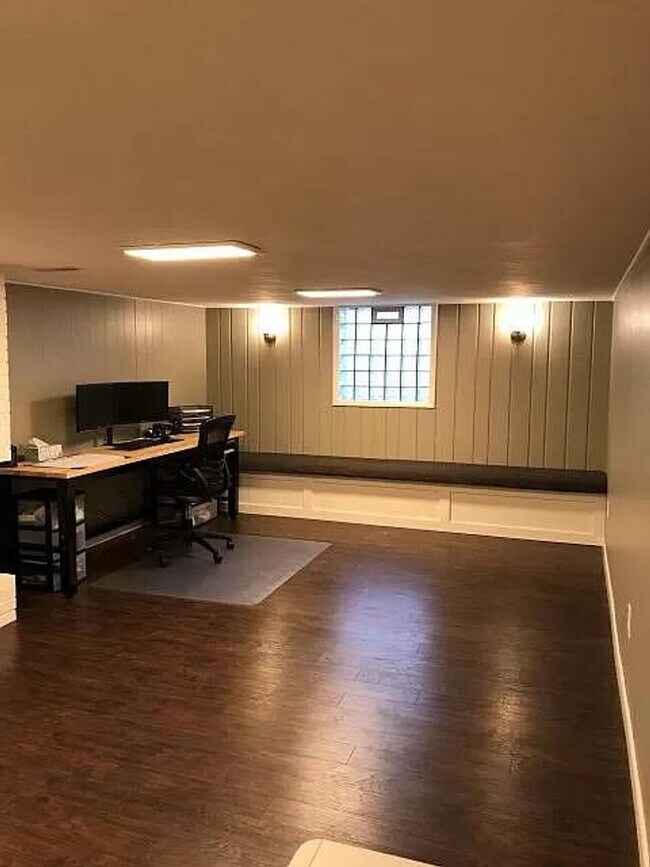 Building Photo - Charming 3-Bedroom Westlake Retreat with Prime Location and Serene Backyard Oasis