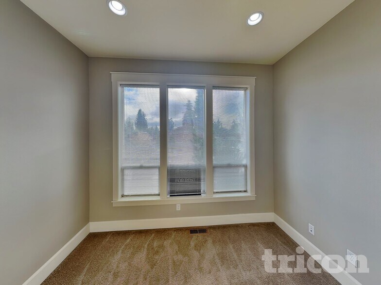 Building Photo - 2604 NE 175th St