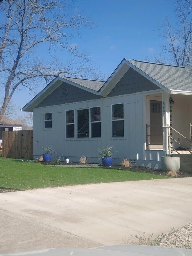 Building Photo - 905 N Lincoln St