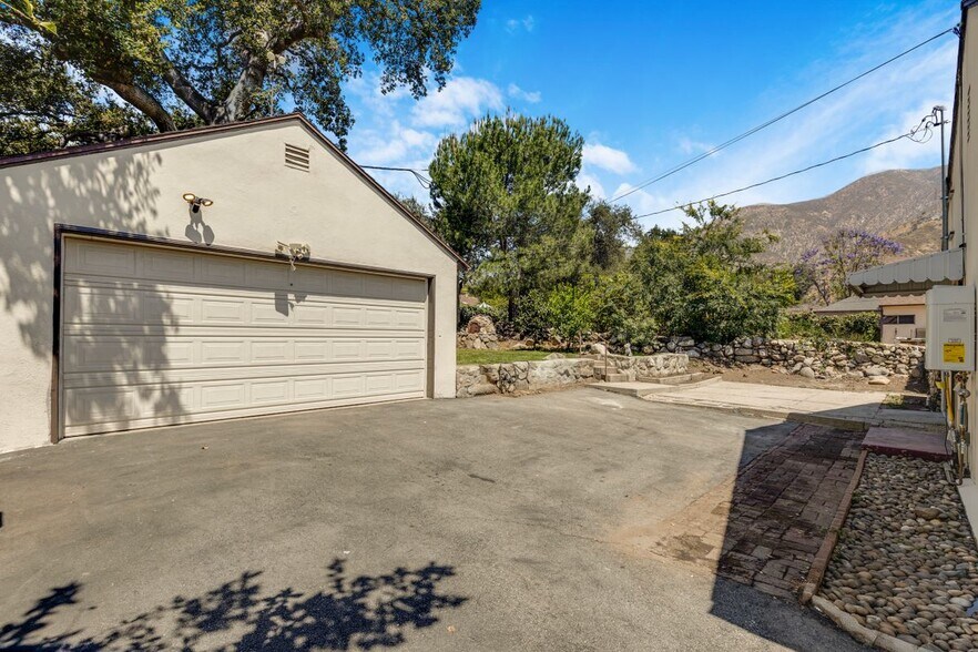 Building Photo - 2151 N Altadena Dr