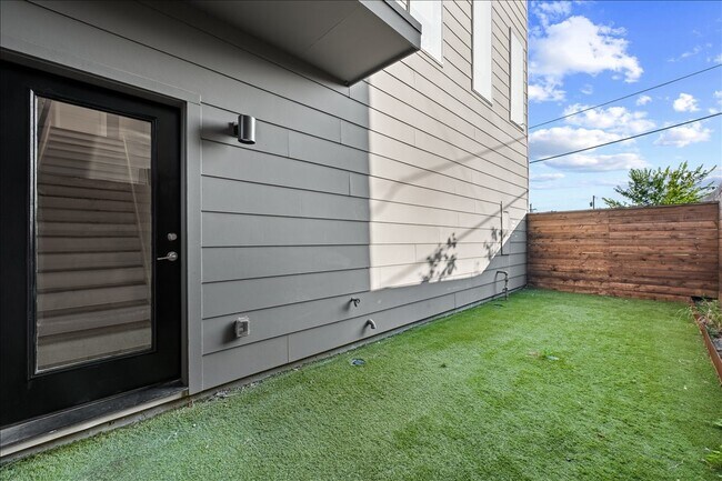 Building Photo - 1715 Bennett Ave