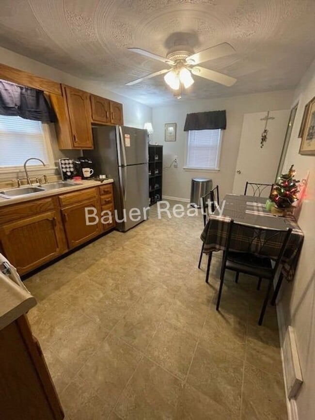 Building Photo - Immaculate Three Bedroom Home