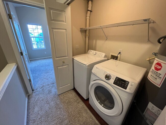 Building Photo - Super-Cute Townhouse! 3 bed + 2.5 baths w/ Fantastic Floor Plan! (A/C & Washer / Dryer included!)