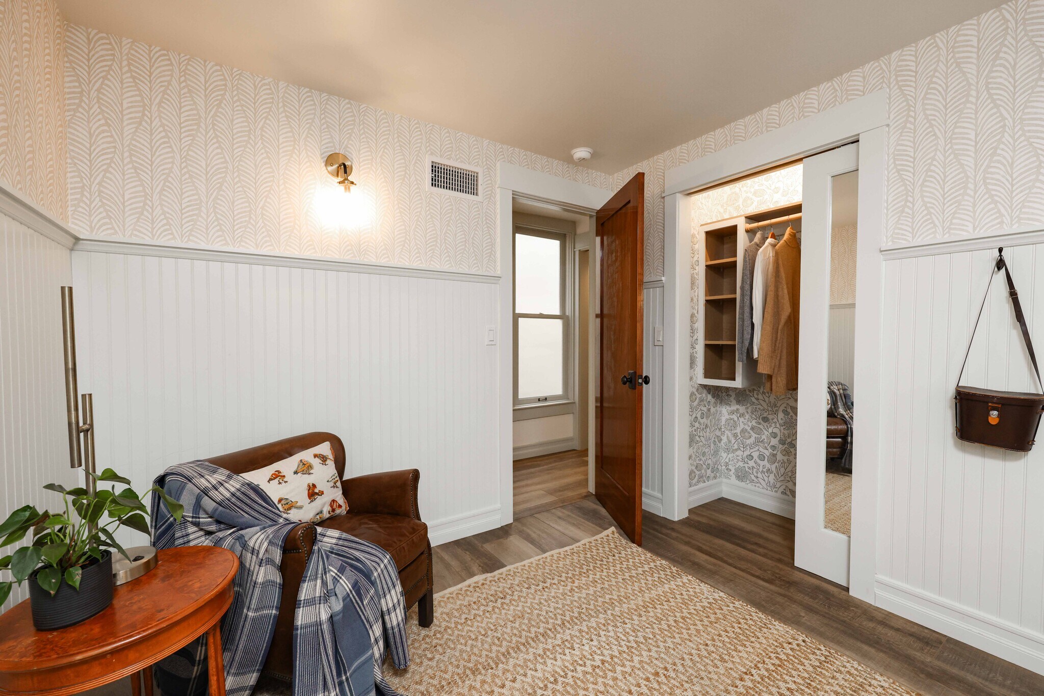 Secondary Bedroom with charming period features - 2214 Brant St