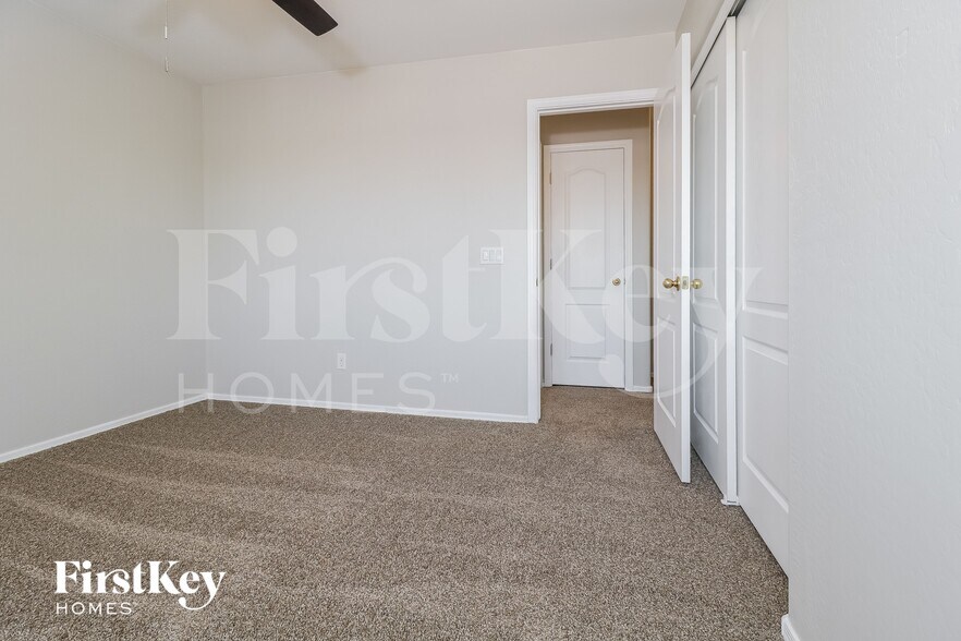 Building Photo - 3256 W Huntington Dr