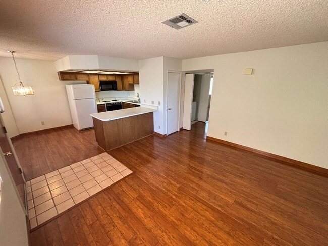 Building Photo - Gorgeous 2BED/2BATH Condo nestled in a Roc...