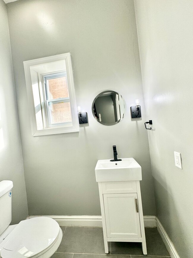 Building Photo - renovated 4 bedroom and 2 bathroom townhouse