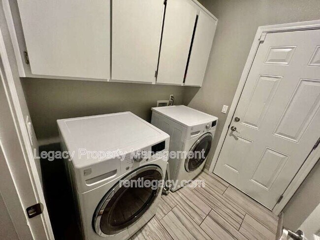 Building Photo - 1605 Paseo Flores Dr