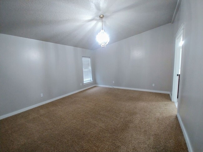 Building Photo - 3 Bedroom, 2 Bathroom Updated Home in Home...